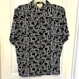 Voir Collection Women’s XL Geo print, button down, short sleeve blouse.Easy care
